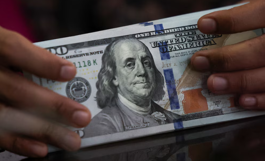 El dólar sigue subiendo, supera a la inflación del mes y se frena el proceso de apreciación cambiaria