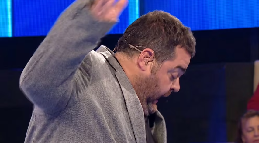 El insólito blooper de Darío Barassi al tropezarse con una cámara en vivo en su programa: “Casi me muero”