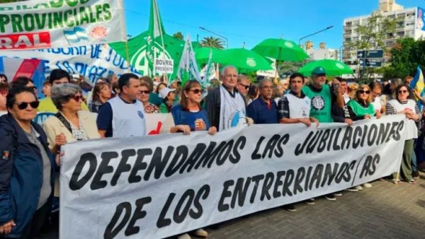 Gremios realizan un paro contra la reforma previsional y se movilizan  