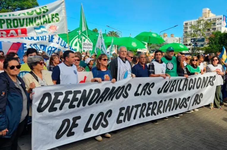 Gremios realizan un paro contra la reforma previsional y se movilizan  