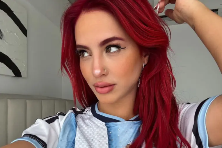 Flor Vigna impactó con una jugada sesión de fotos y un guiño a la Selección Argentina