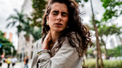 Dolor de cuello por usar el celular: claves y ejercicios para aliviar las molestias