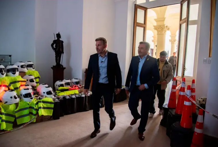 Frigerio entregó aportes y equipamiento a 44 municipios y comunas para fortalecer la seguridad