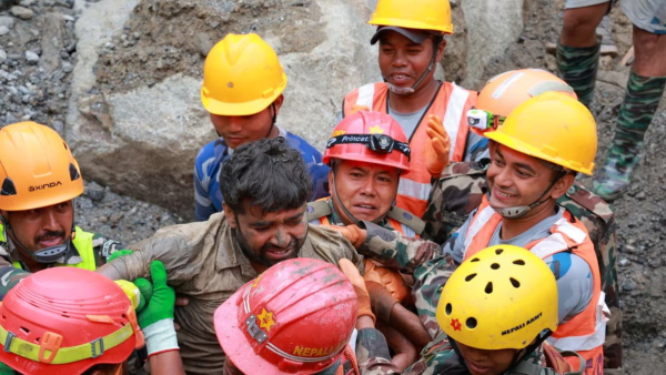 Uno de los obreros que pasó nueve días en un túnel de Nepal relató qué técnica milenaria lo ayudó a sobrevivir