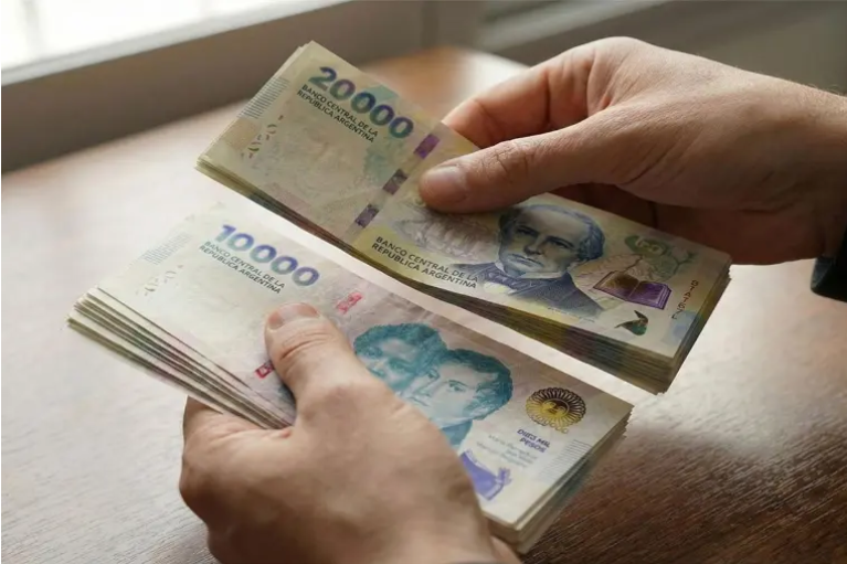 El Gobierno fijó el nuevo salario mínimo: tendrá aumentos mensuales hasta alcanzar los $437.000