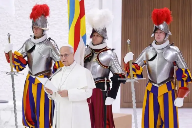 Crearán comandos unificados federales para la visita del Papa y participará la Guardia Suiza