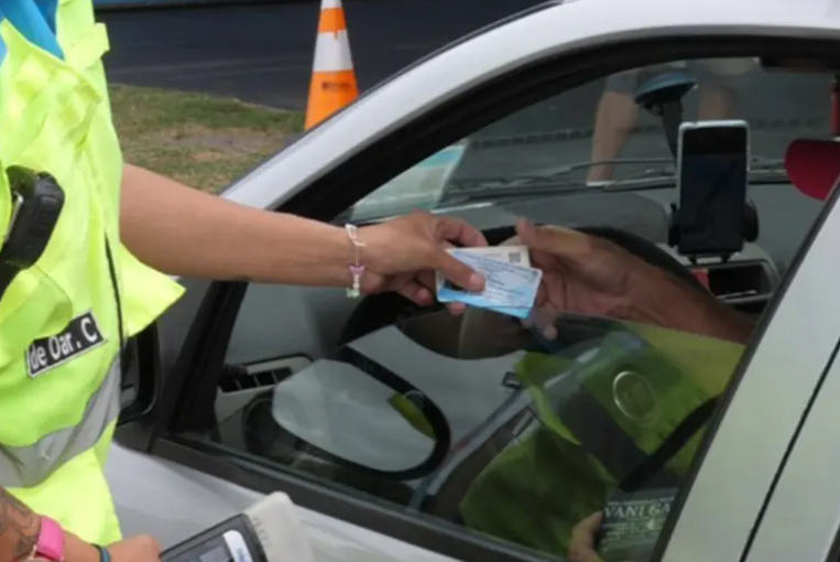 Salir a la ruta en el fin de semana largo: los documentos y elementos que deben estar en el auto