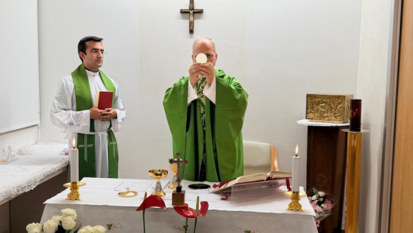 El Vaticano publicó la primera foto del papa León XIV tras la cirugía y un nuevo parte médico: “Mejora constante”