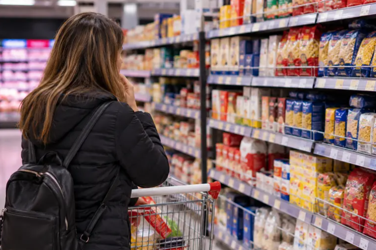El consumo no repunta: volvió a caer en agosto y acumula meses de retroceso en rubros clave