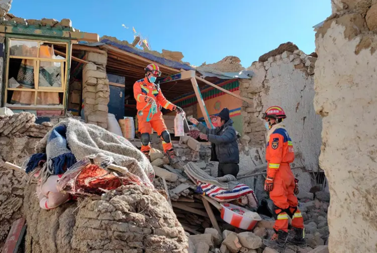 Fuerte terremoto de magnitud 7 en el Tíbet: al menos 16 muertos, 32 heridos y más de 300 viviendas destruidas